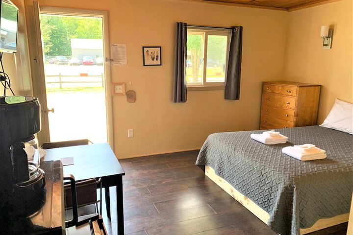 Pine Crest Motel & Cabins