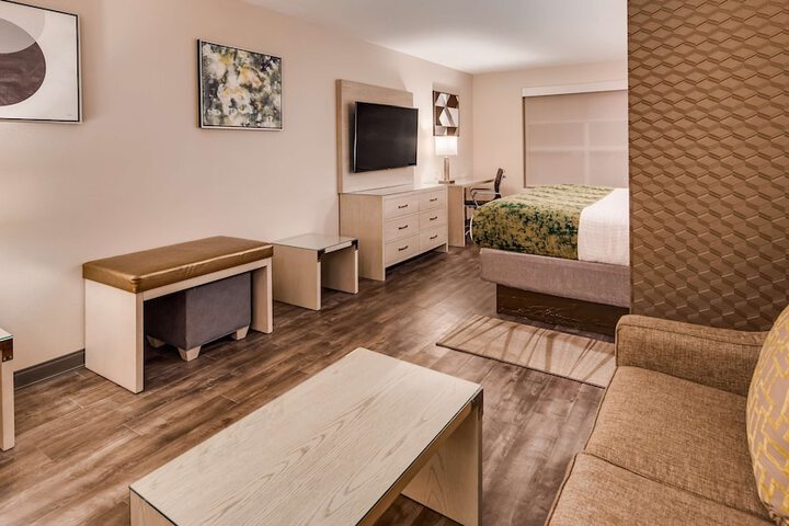 Room 10 of 27