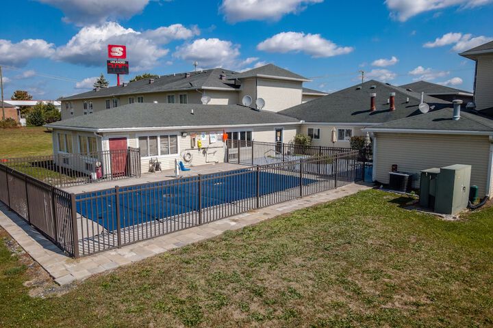 American Inn and Suites Dundee