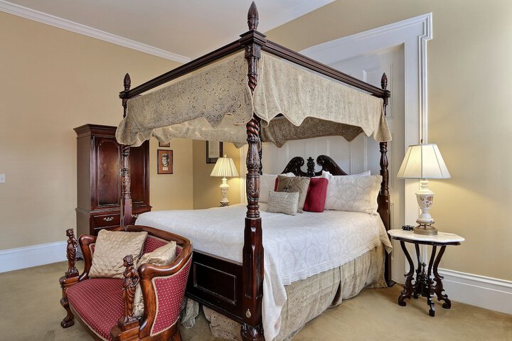 Room 26 of 170