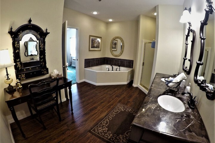 Room 28 of 41