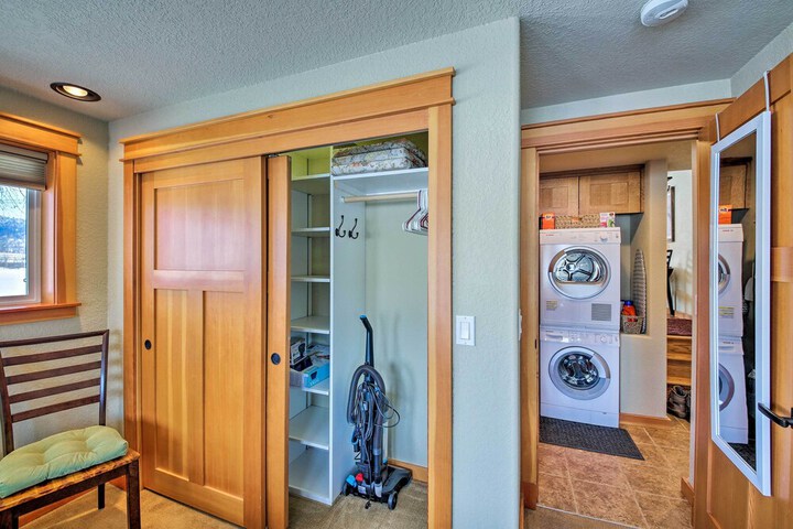 Lake Pend Oreille Condo w / Porch & Mountain View!