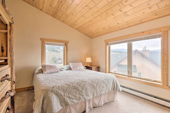 Breathtaking Views: Twin Lakes Retreat w / Deck