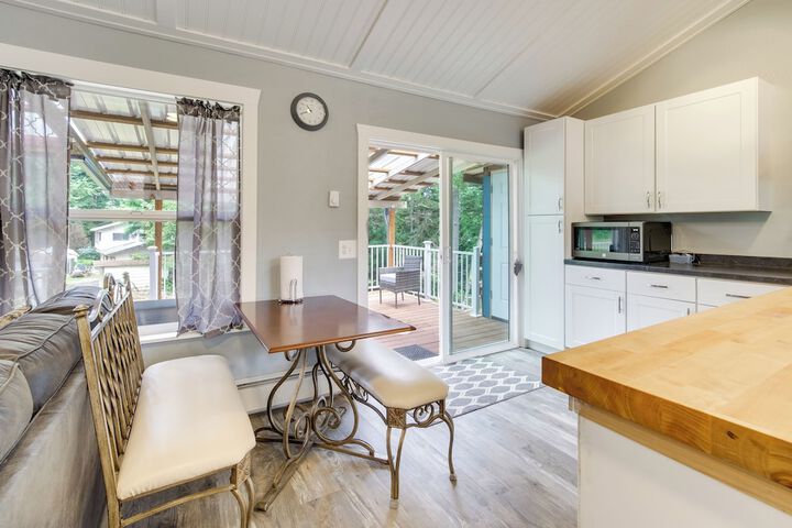 Cozy North Bend Getaway Near Dunes + Ocean!