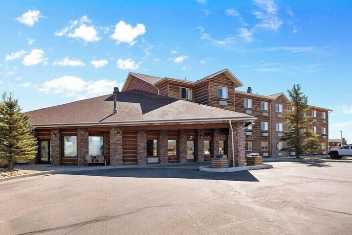 Pinedale Hotel & Suites