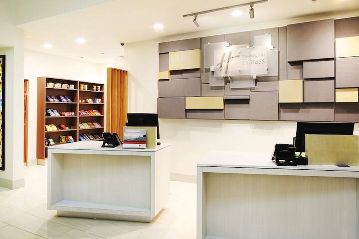 Holiday Inn Express Hotel & Suites Magnolia-Lake Columbia by IHG
