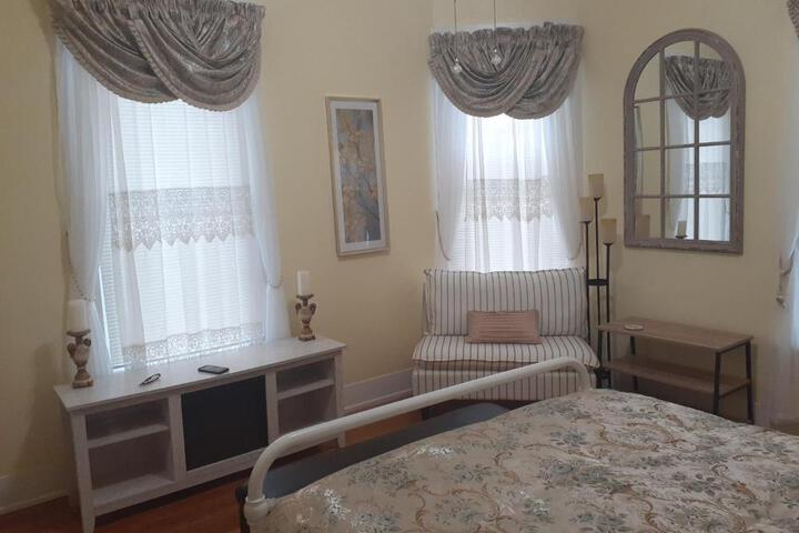Cozy Turret Room at Nottingham Place in Wise with Plush Queen Bed Private Detached Full Bath