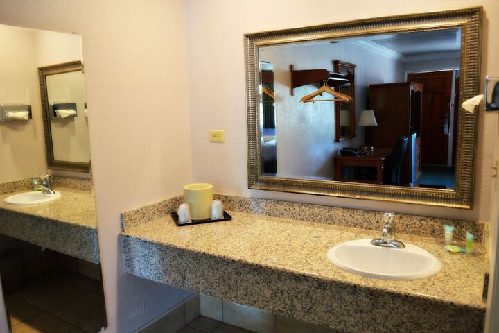Room 30 of 34