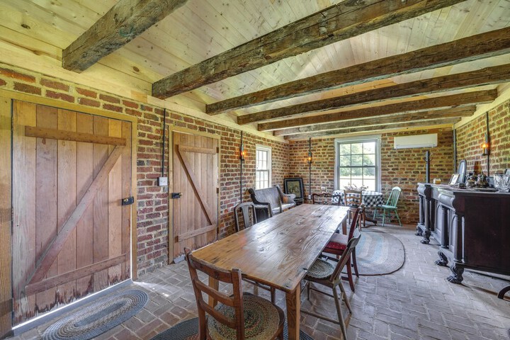 Terre Haute Manor Farmhouse w / Gardens & Deck!
