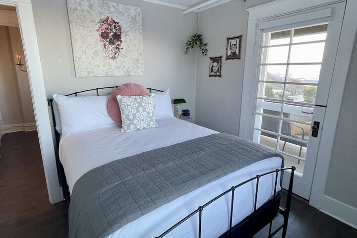 Room 10 of 28