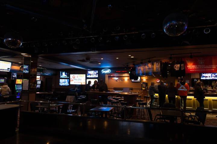 Lounge 38 of 47