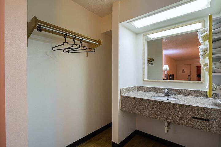 Room 6 of 8
