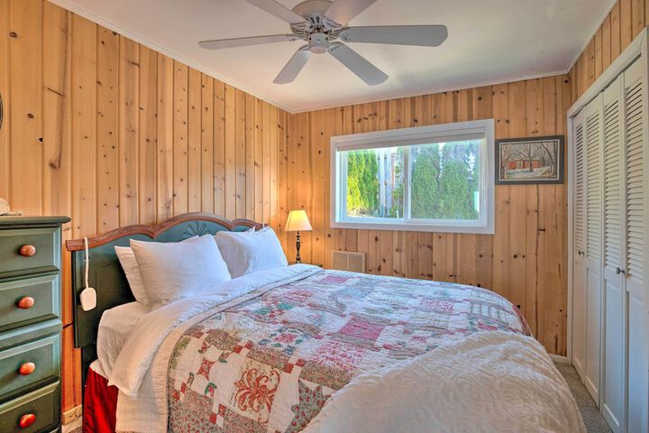 Exquisite Oceanside House w / Pacific Views & Deck!