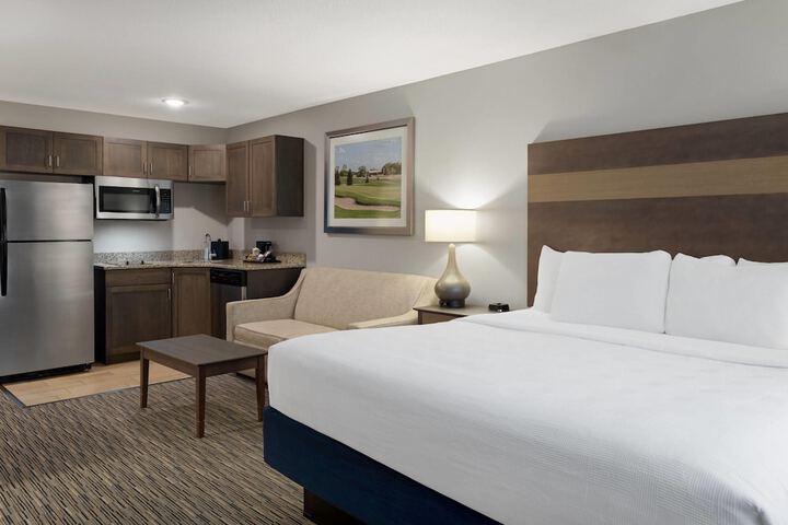 Little Crow Hotel & Conference Trademark by Wyndham