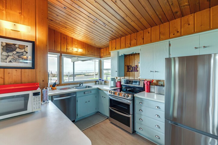 Bayfront Retreat w / Private Beach in Birch Bay