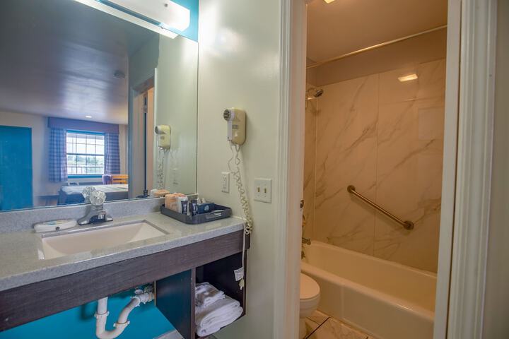 Economy Inn & Suites