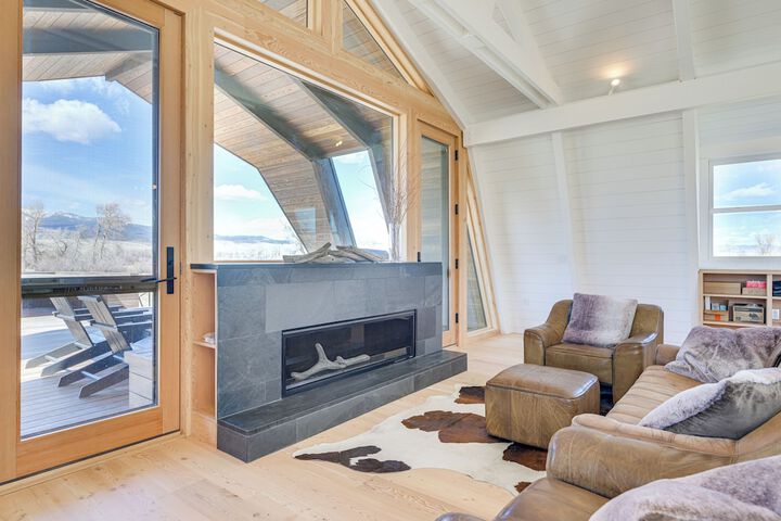 Riverfront Montana Retreat - Deck Fire Pit & Pond