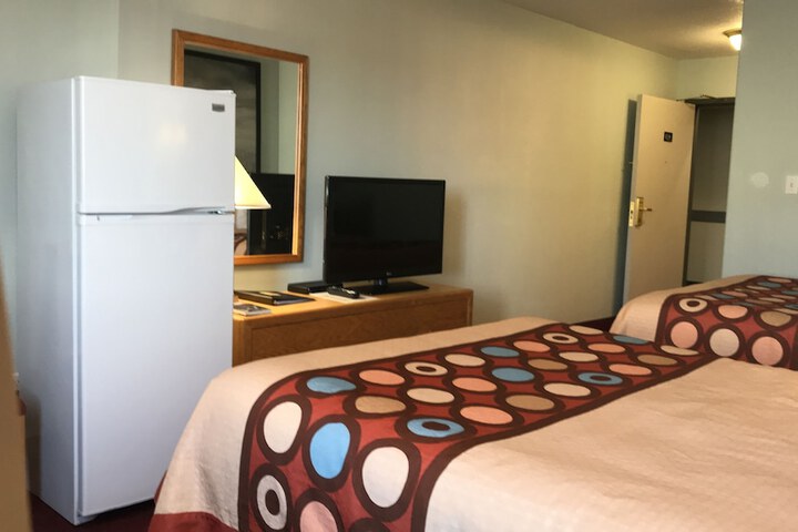 Super 8 by Wyndham Kindersley