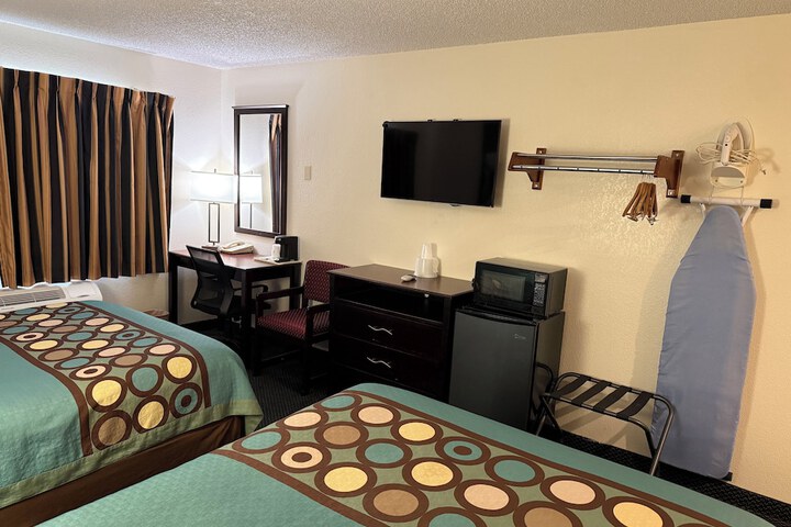 Super 8 by Wyndham Selma / Fresno Area