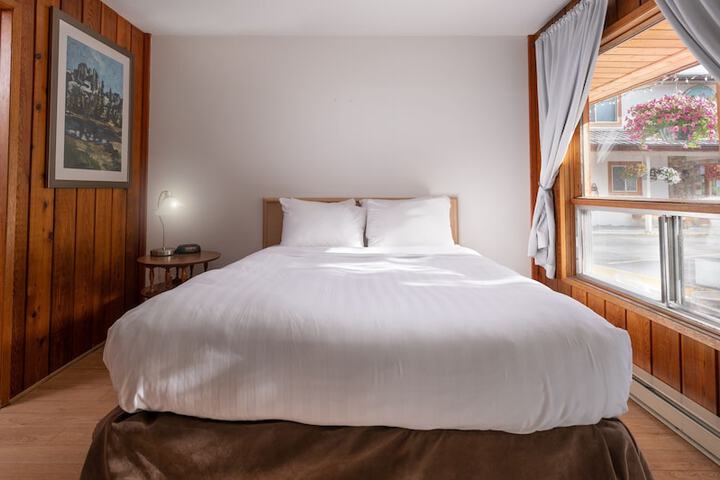 Room 6 of 28