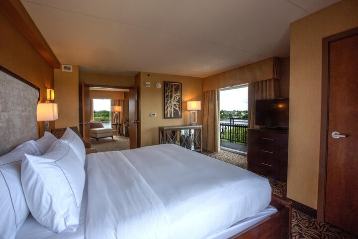 DoubleTree by Hilton Bay City - Riverfront