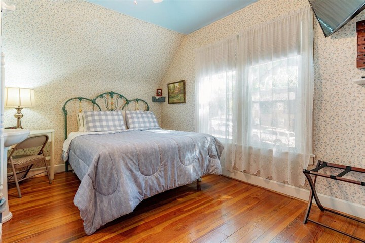 Room 13 of 32