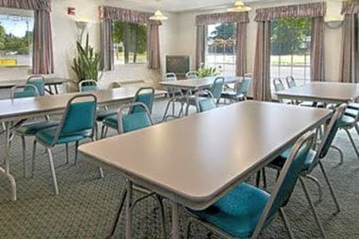 Super 8 by Wyndham Gresham / Portland Area OR