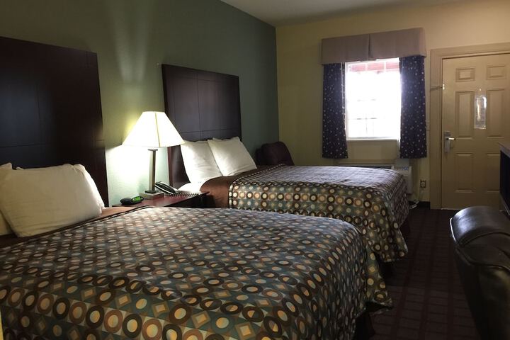 Pearsall Inn & Suites