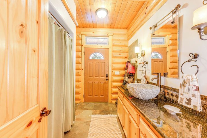 Mountain Cabin w / Hot Tub: 4 Mi to Shaver Lake!