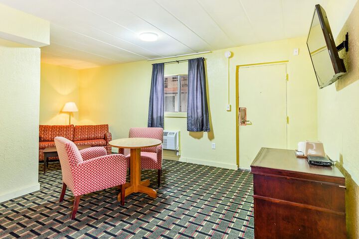 Room 8 of 33
