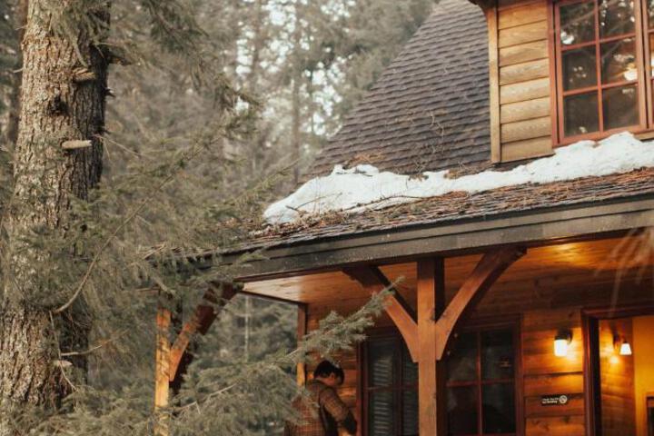The Suttle Lodge & Boathouse