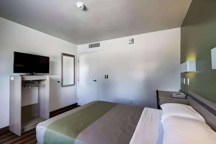 Room 8 of 9