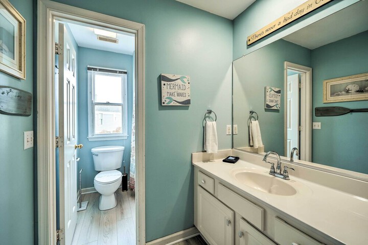 Coastal Home w / Community Pool 2 Miles to Beach!