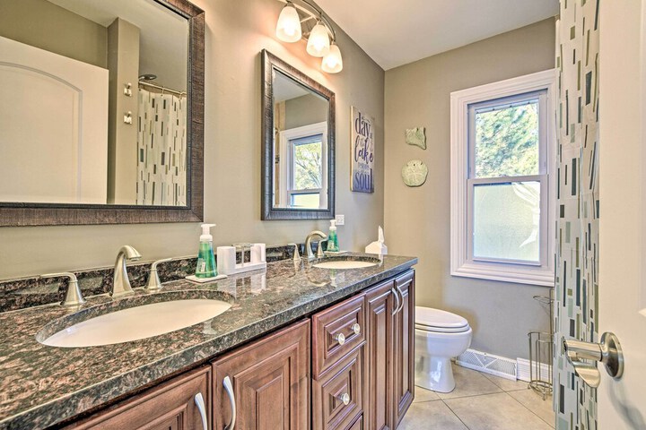 Lakefront Home w / Game Room Theater & Dock!