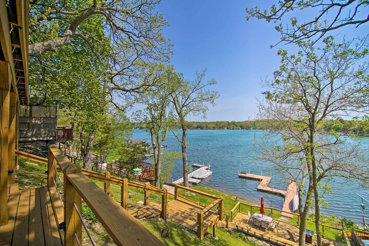 Serene Lakefront Escape: Boat Dock & Grill!