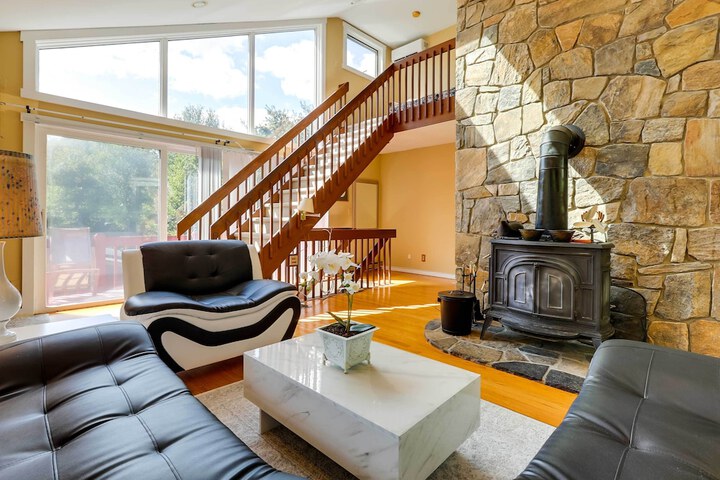 Spacious Woodbury Home w / Pool + Hot Tub!