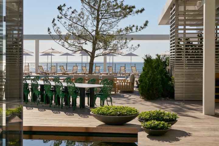 Sundeck 58 of 64