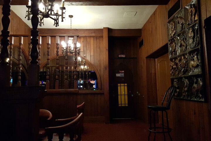 Lounge 38 of 52