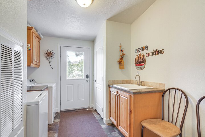 Secluded Boulder House - Next to National Forests!