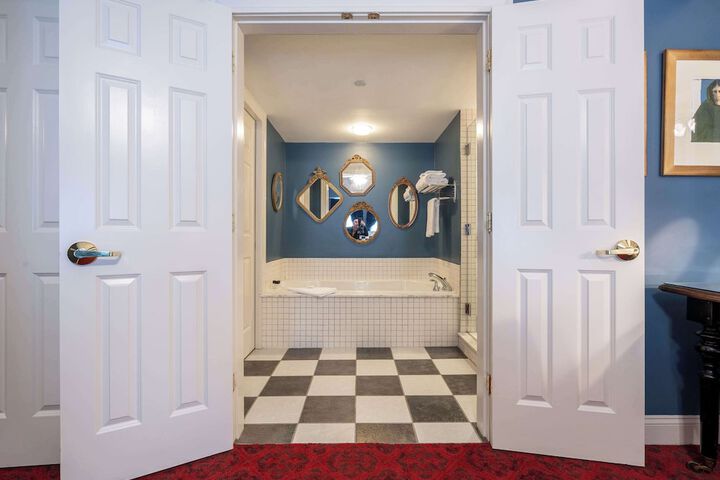 Room 52 of 111