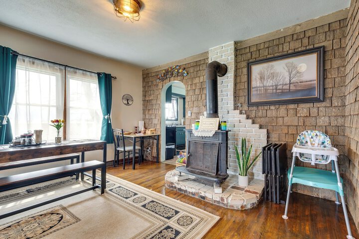 Charming Eagle Grove Farmhouse w / Patio!