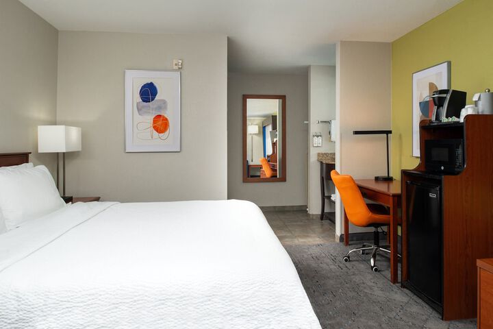 Holiday Inn Express Farmington - Bloomfield by IHG