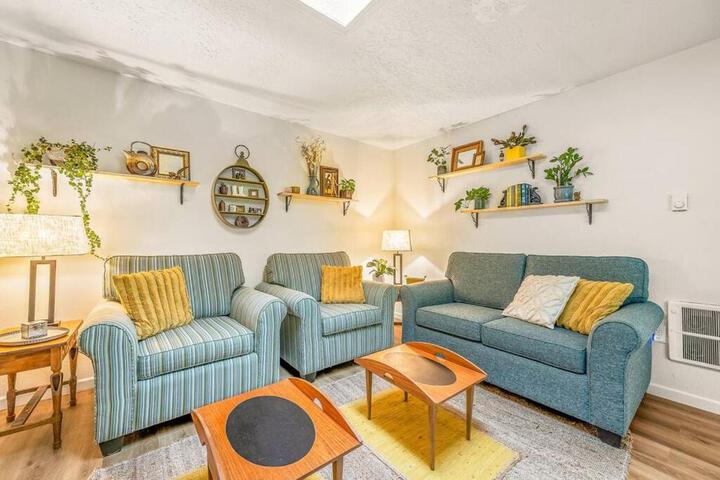 Bright Updated Waterfront Cottage Pets Welcome!