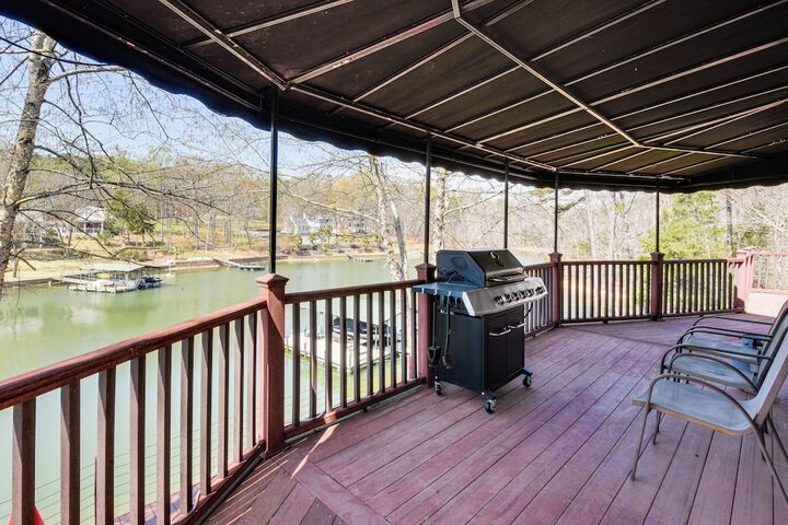 Waterfront Getaway w / Fire Pit + Game Room!