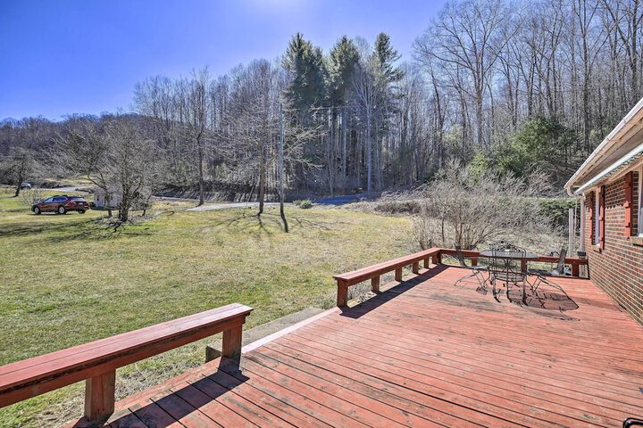 Quaint Creekside Home w / Spacious Deck & Yard