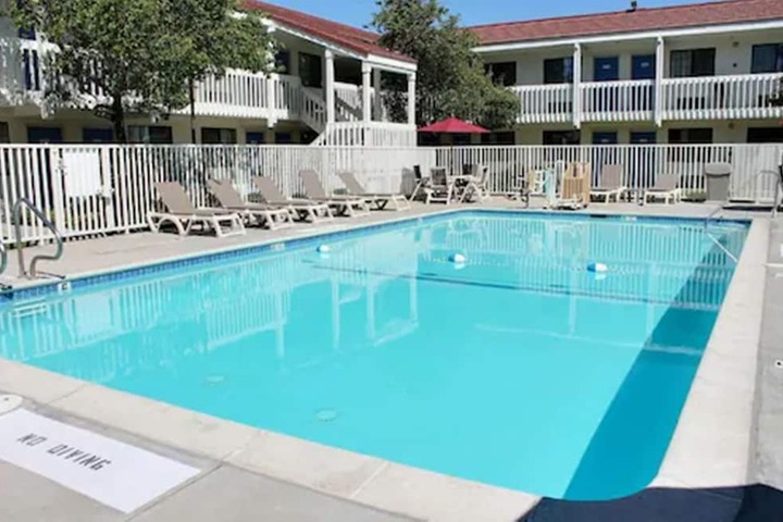 Pool 10 of 34