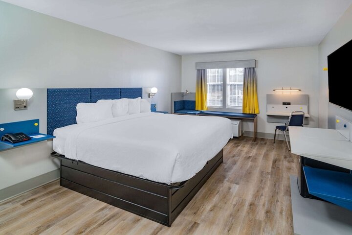 Room 15 of 36