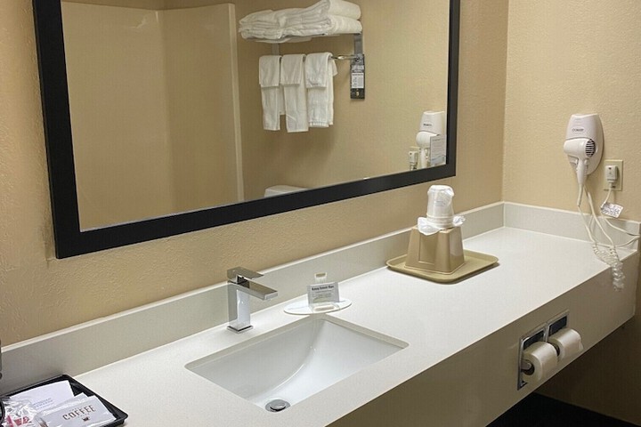 Super 8 by Wyndham New Hampton