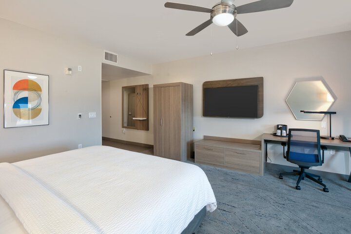 Holiday Inn Express & Suites North Dallas at Preston by IHG
