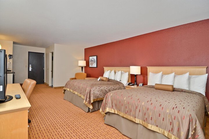 Clackamas Inn & Suites